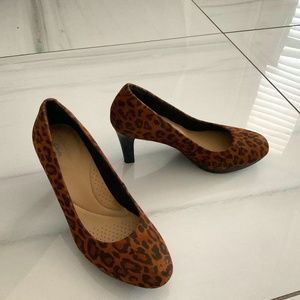 Clarks Adriel Viola leopard heel